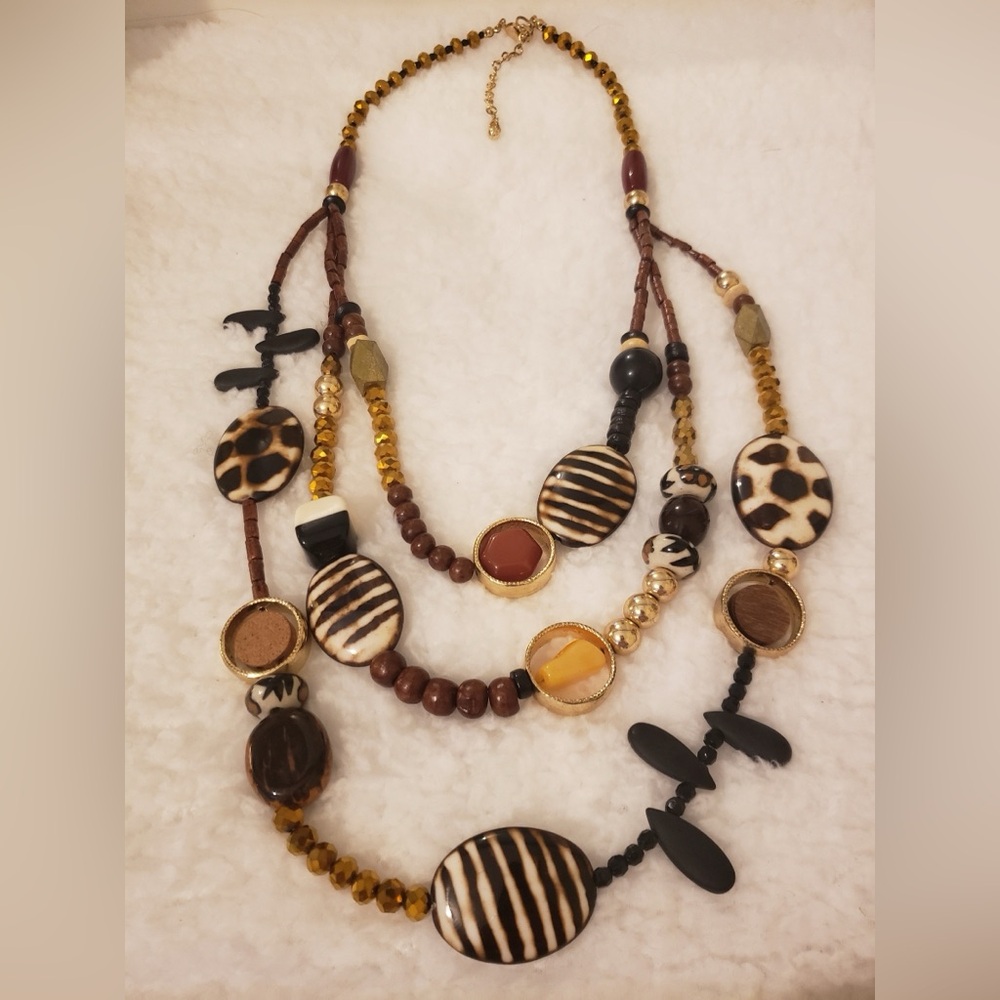 Beautiful Necklace **BRAND NEW** with velvet Bag